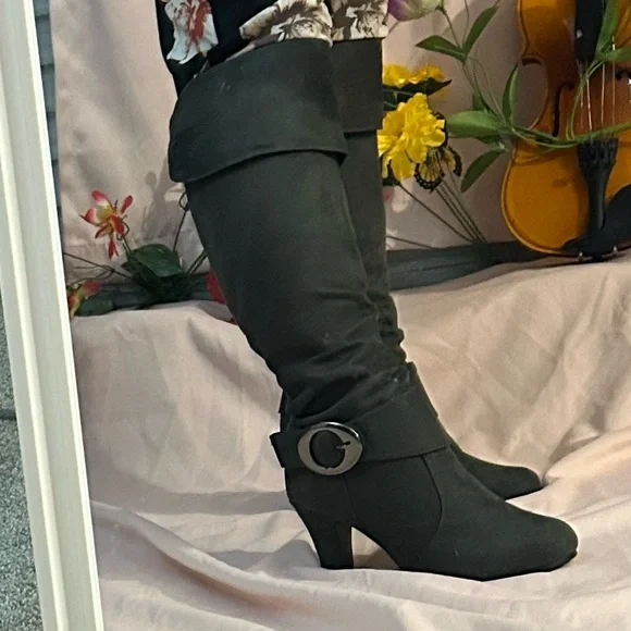 Woman’s knee high grey boots - Picture 6 of 15